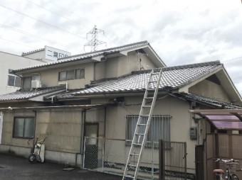 瓦ひび割れ写真