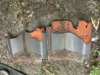 破損した瓦