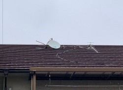 屋根から落ちそうなアンテナ