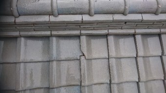 瓦ひび割れ写真