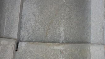 瓦ひび割れ写真