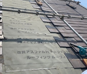 スレート施工中