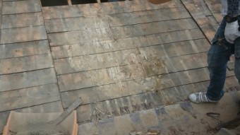 瓦撤去後の屋根下地