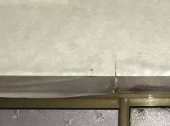 窓上雨漏り