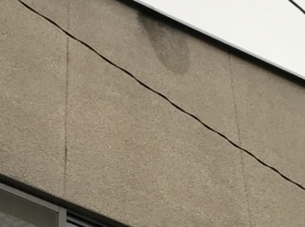 笠木下の雨痕