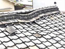 崩れかかった瓦屋根