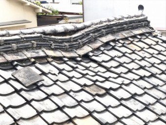 崩れかかった瓦屋根