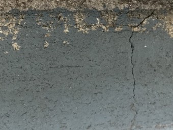 バルコニーのひび割れ