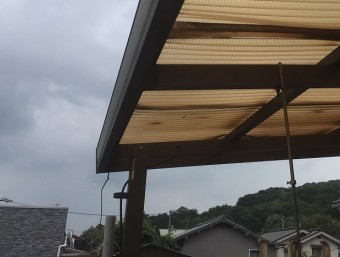 波板屋根の竪樋脱落