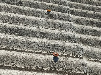 留め具が浮いている様子