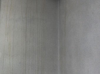 壁をつたう雨水