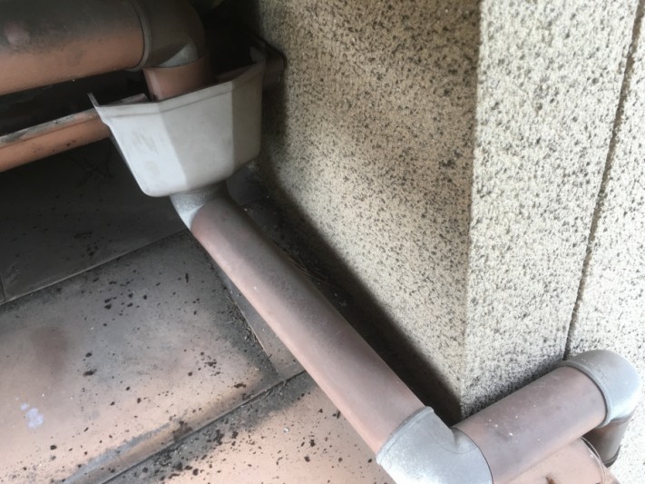 外壁に迫り過ぎた集水器