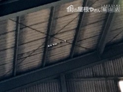 スレート屋根の穴