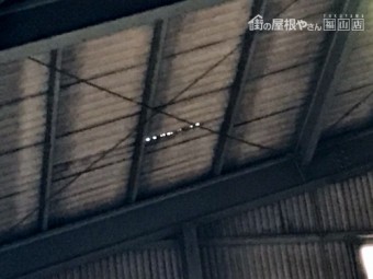 スレート屋根の穴
