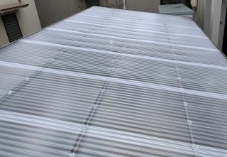 交換後の新しいポリカーボネート波板に取替え