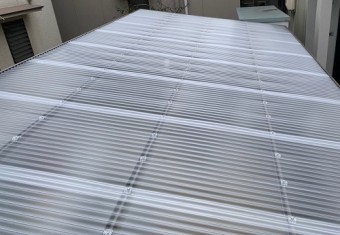 交換後の新しいポリカーボネート波板に取替え