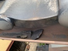 樋に落ちた瓦の破片