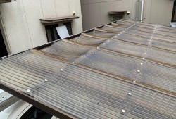 劣化した車庫の屋根