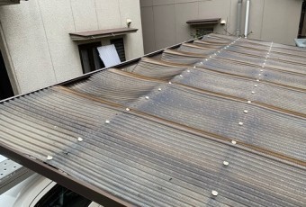 劣化した車庫の屋根