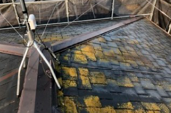 塗膜が剥がれた状態で長期間放置された屋根材は防水性を失う