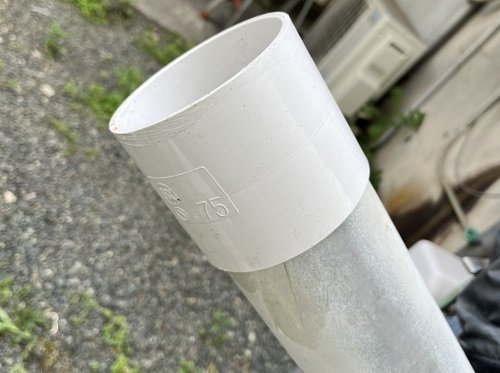 福山市にて会社敷地内の外れた竪樋（たてどい）の補修・固定作業 | 福山市・府中市で屋根工事・リフォームなら街の屋根やさんにお任せください