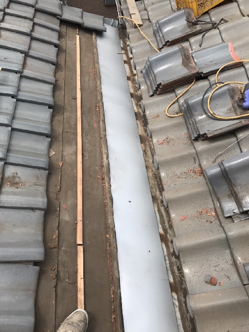 福山市で雨漏りした瓦屋根の修理谷樋工事中の写真