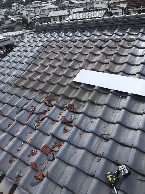 福山市雨漏りした瓦屋根修理太陽熱温水パネル取り除き写真