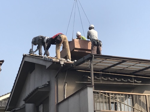 福山市の増築のため行う瓦屋根リフォーム工事で和瓦の撤去職人とクレーン車
