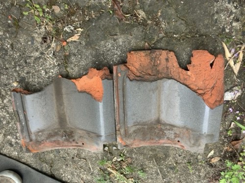 福山市で雨漏り修理のお問い合わせ～割れた瓦が原因の雨漏り～破損した瓦
