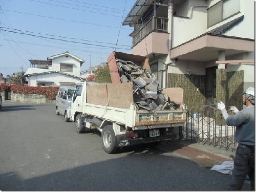 福山市の増築のため行う瓦屋根リフォーム工事で和瓦の撤去した瓦をクレーンを使用してトラックに載せる様子