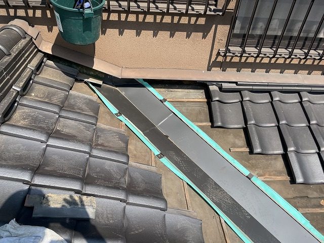 ガルバリウム鋼板の谷板金を設置