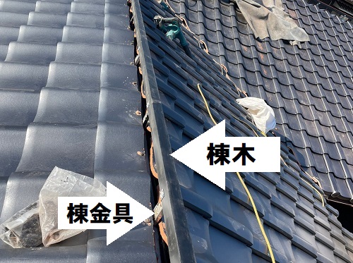 福山市の瓦屋根リフォームと雨樋リフォームで足場を有効活用！新しい棟金具に棟木を取り付け