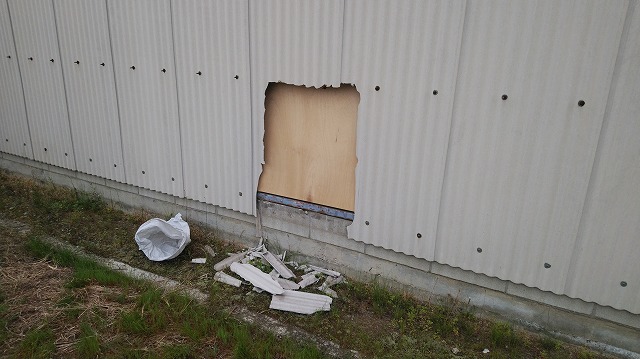 福山市の工場外壁スレート割れを交換修理｜開口部を塞ぎ雨風侵入を防ぐ補修工事事例