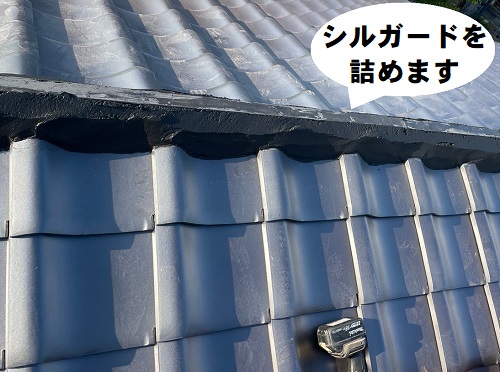 福山市の瓦屋根リフォームと雨樋リフォームで足場を有効活用！棟にシルガード南蛮漆喰を詰める作業