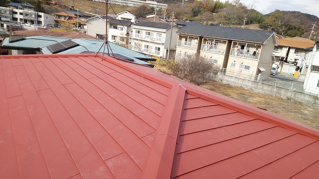 棟板金の設置と完成状態のチェック