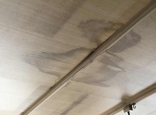 福山市室内天井に雨漏り痕雨漏り調査後の評判の良い施工会社との声