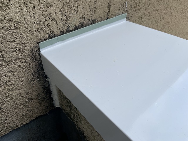 壁際の笠木板金納まり