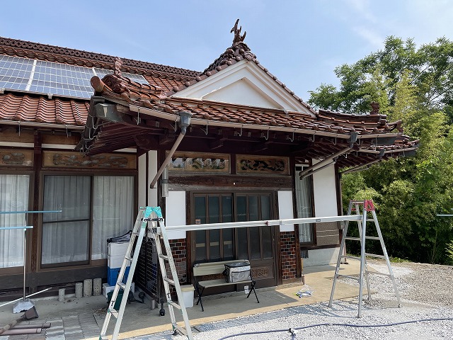 玄関庇の雨樋まわりを中心に施工準備