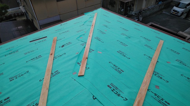 ルーフィング（防水シート）の敷設と養生
