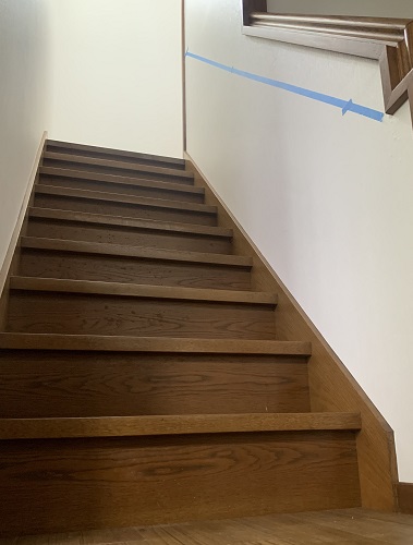 【介護保険】福山市にて玄関・トイレ・階段の手すり設置工事階段の壁にマスキングテープで目印