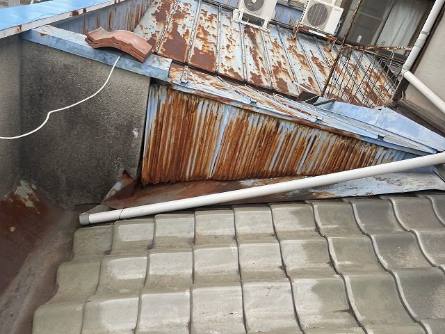 サビた金属外装の立上り