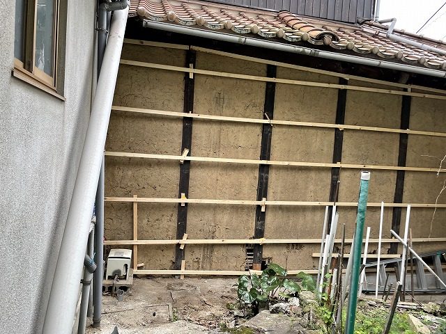胴縁の設置で下地を作り、壁面の基準をそろえる