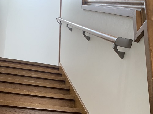 【介護保険】福山市にて玄関・トイレ・階段の手すり設置工事階段の壁に手すり設置完了後
