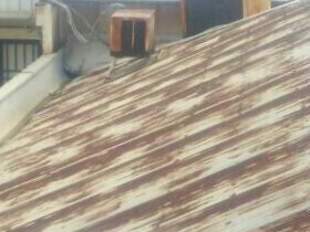 錆びた波トタン屋根