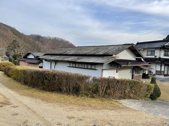 世羅町の倉庫スレート屋根を板金カバー工法で改修｜雨漏り予防と外観改善の施工事例