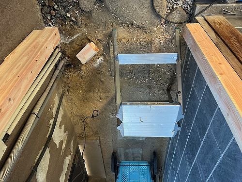福山市ストックヤード雨漏りトラブルガラスネット波板の穴あき