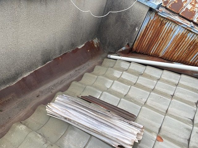 劣化した谷板金と瓦屋根