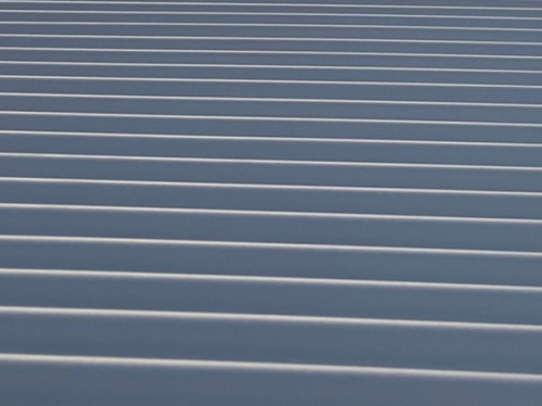 福山市で会社敷地内の鉄板波板を採用したガレージ屋根工事の屋根材