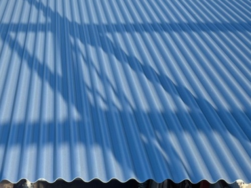 福山市で会社敷地内の鉄板波板を採用したガレージ屋根工事の材料