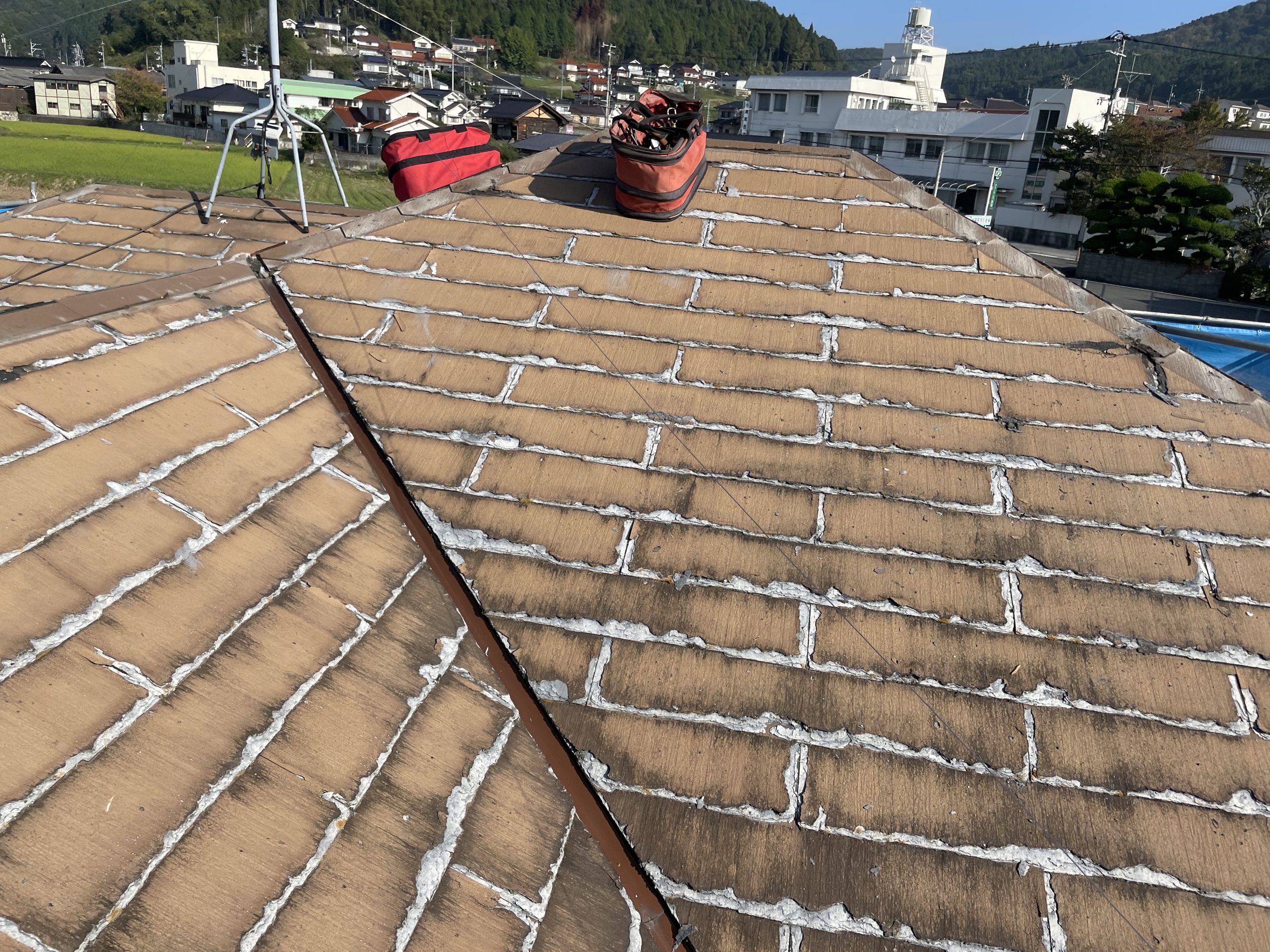 福山市で雨漏りする屋根の屋根修理の工事の紹介